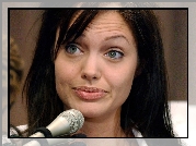 Angelina Jolie, zielone oczy, mikrofon