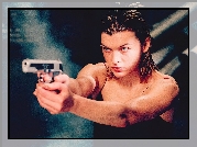 Milla Jovovich, Pistolet