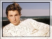 Christian Bale,jasny sweterek