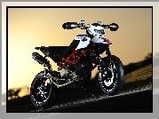 Ducati Hypermotard 1100 Evo, Handbary