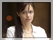 Angelina Jolie, biała bluzka, perły