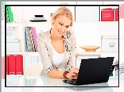 Uśmiechnięta, Blondynka, Laptop, Biuro