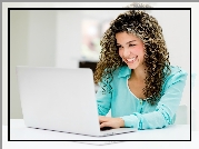 Brunetka, Uśmiechnięta, Laptop, Biuro