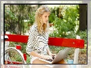 Blondynka, Laptop, Ławka, Rower, Park