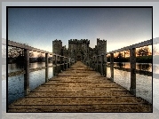 Zamek Bodiam, Bodiam Castle, Wieś Robertsbridge, Anglia, Fosa, Drewniany, Most