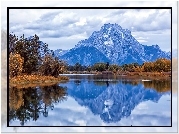 Stany Zjednoczone, Stan Wyoming, Park Narodowy Grand Teton, Rzeka Snake River, Jesień, Drzewa, Góry, Szczyt Mount Moran