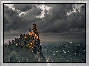 Zamek La Rocca o Guaita, Zamek Prima Torre, San Marino, Góra Monte Titano, Noc