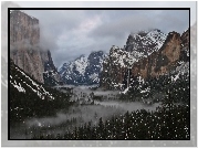 Stany Zjednoczone, Stan Kalifornia, Park Narodowy Yosemite, Góry, Lasy, Chmury, Mgła