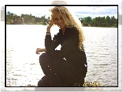 Emilie Marie Nereng, Blondynka, Uśmiech, Jezioro