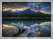 Kanada, Prowincja Alberta, Park Narodowy Jasper, Góry, Las, Chmury, Jezioro Patricia Lake