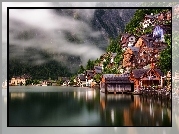 Austria, Hallstatt, Jezioro Hallstättersee, Domy, Góry, Mgła