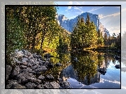 Stany Zjednoczone, Kalifornia, Park Narodowy Yosemite, Kamienie, Drzewa, Góry, Rzeka, Odbicie