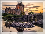 Szkocja, Zamek Eilean Donan Castle, Most, Chmury, Jezioro Loch Duich, Zachód słońca