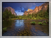 Stany Zjednoczone, Stan Kalifornia, Park Narodowy Yosemite, Góry, Lasy, Chmury, Rzeka
