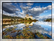 Szkocja, Zamek Eilean Donan Castle, Most, Wzgórza, Chmury, Odbicie Jezioro Loch Duich