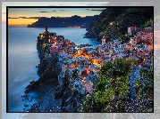 Włochy, Cinque Terre, Vernazza, Domy, Góry, Morze, Noc