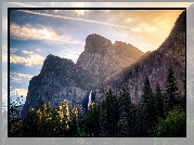 Stany Zjednoczone, Stan Kalifornia, Park Narodowy Yosemite, Góry, Wodospad Horsetail, Drzewa