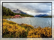 Kanada, Park Narodowy Jasper, Prowincja Alberta, Jezioro Maligne, Góry, Lasy, Przystań, Łódki, Jesień