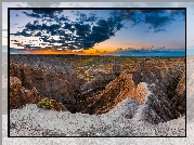 Stany Zjednoczone, Stan Dakota Południowa, Park Narodowy Badlands, Skały, Niebo, Chmury