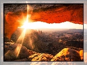 Stany Zjednoczone, Stan Utah, Park Narodowy Canyonlands, Mesa Arch, Kanion, Promienie słońca