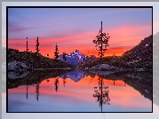 Stany Zjednoczone, Stan Kalifornia, Góry, Stratowulkan Mount Shasta, Jezioro Castle Lake, Zachód słońca, Drzewa, Odbicie