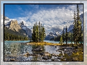 Kanada, Park Narodowy Jasper, Góry, Jezioro Maligne, Wyspa Ducha, Chmury, Drzewa, Kamienie