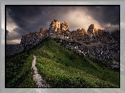 Włochy,	Południowy Tyrol, Alpy, Dolomity, Przełęcz Gardena Pass, Góry Sella, Ścieżka