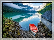 Norwegia, Okręg Sogn og Fjordane, Wieś Olden, Fiord Innvikfjord, Góry, Kamienie, Łódka