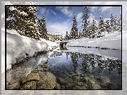 Kanada, Prowincja Alberta, Park Narowy Banff, Miejscowość Lake Louise, Jezioro Louise, Hotel Chateau Lake Louise, Zima, Rzeka, Most, Kamienie, Ośnieżone, Świerki