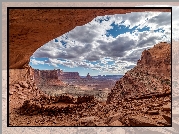 Stany Zjednoczone, Stan Utah, Park Narodowy Canyonlands, Krąg kamienny False Kiva, Kanion, Skały, Niebo, Chmury