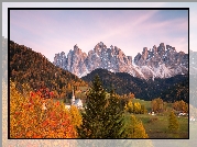 Włochy, Dolomity, Dolina Val di Funes, Wieś Santa Maddalena, Góry, Masyw Odle, Lasy, Drzewa, Jesień, Domy, Kościół