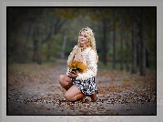 Kobieta, Blondynka, Bukiet, Liście, Ścieżka, Jesień
