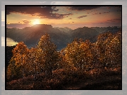 Szwajcaria, Kanton Ticino, Góry Alpy, Jezioro Maggiore, Drzewa, Jesień, Zachód słońca