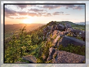 Anglia, Hrabstwo Staffordshire, Park Narodowy Peak District, Grzbiet górski The Roaches, Wzgórze, Skały, Wschód słońca