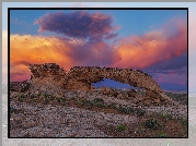 Stany Zjednoczone, Stan Utah, Park Narodowy Grand Staircase-Escalante National Monument, Formacja skalna Sunset Arch, Zachód Słońca, Chmury, Skała, Rośliny