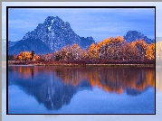 Stany Zjednoczone, Stan Wyoming, Park Narodowy Grand Teton, Rzeka Snake River, Góry, Szczyt Mount Moran, Drzewa, Jesień