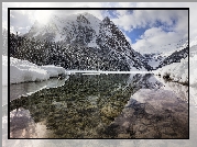 Jezioro Lake Louise, Park Narodowy Banff, Kanada, Zima, Góry, Kamienie