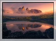 Chile, Patagonia, Park Narodowy Torres Del Paine, Jezioro, Góry Cordillera del Paine, Masyw Torres del Paine, Mgła, Wschód Słońca