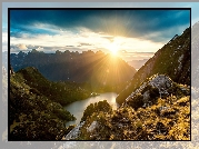 Park Narodowy Fiordland, Wyspa Południowa, Nowa Zelandia, Góry, Jezioro, Wschód słońca, Promienie słońca, Chmury