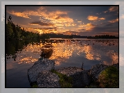 Norwegia, Gmina Ringerike, Zachód słońca, Jezioro, Kamienie, Łódka, Las, Drzewa