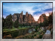 Park stanowy Smith Rock State Park, Rzeka Crooked River, Stan Oregon, Stany Zjednoczone, Ścieżka, Skały, Mostek