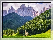 Dolina Val di Funes, Kościół św. Jana, Góry, Dolomity, Włochy, Lasy