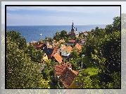 Dania, Wyspa Bornholm, Miasto Gudhjem, Domy, Kościół, Drzewa, Morze, Żaglówka