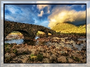 Szkocja, Wyspa Skye, Kamienny, Most Sligachan Old Bridge, Rzeka Sligachan, Kamienie, Niebo, Góra, Chmury, Roślinność