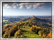 Góra Hohenzollern, Zamek Hohenzollern, Badenia-Wirtembergia, Niemcy,  Las, Jesień, Chmury, Wzgórza