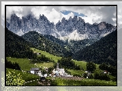 Dolina Val di Funes, Wieś Santa Maddalena, Włochy, Kościół, Góry, Dolomity