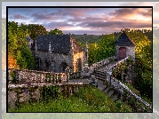 Kaplica Sainte-Barbe du Faouet, Schody, Drzewa, Chmury, Miejscowość Le Faouet, Departament Morbihan, Francja