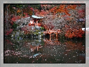 Kompleks świątynny Daigo-ji, Świątynia Benten-do, Mostek, Staw, Jesień, Drzewa, Kioto, Japonia