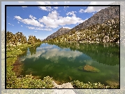 Jezioro Gilbert Lake, Góry Sierra Nevada, Drzewa, Roślinność, Chmury, Miejsce John Muir Wilderness, Stan Kalifornia, Stany Zjednoczone