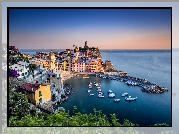 Vernazza, Morze, Domy, Łódki, Cinque Terre, Liguria, Włochy